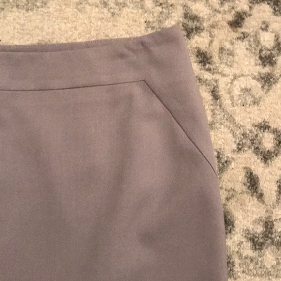 Ann Taylor Gray Skirt - Size 6! - Picture 2 of 8